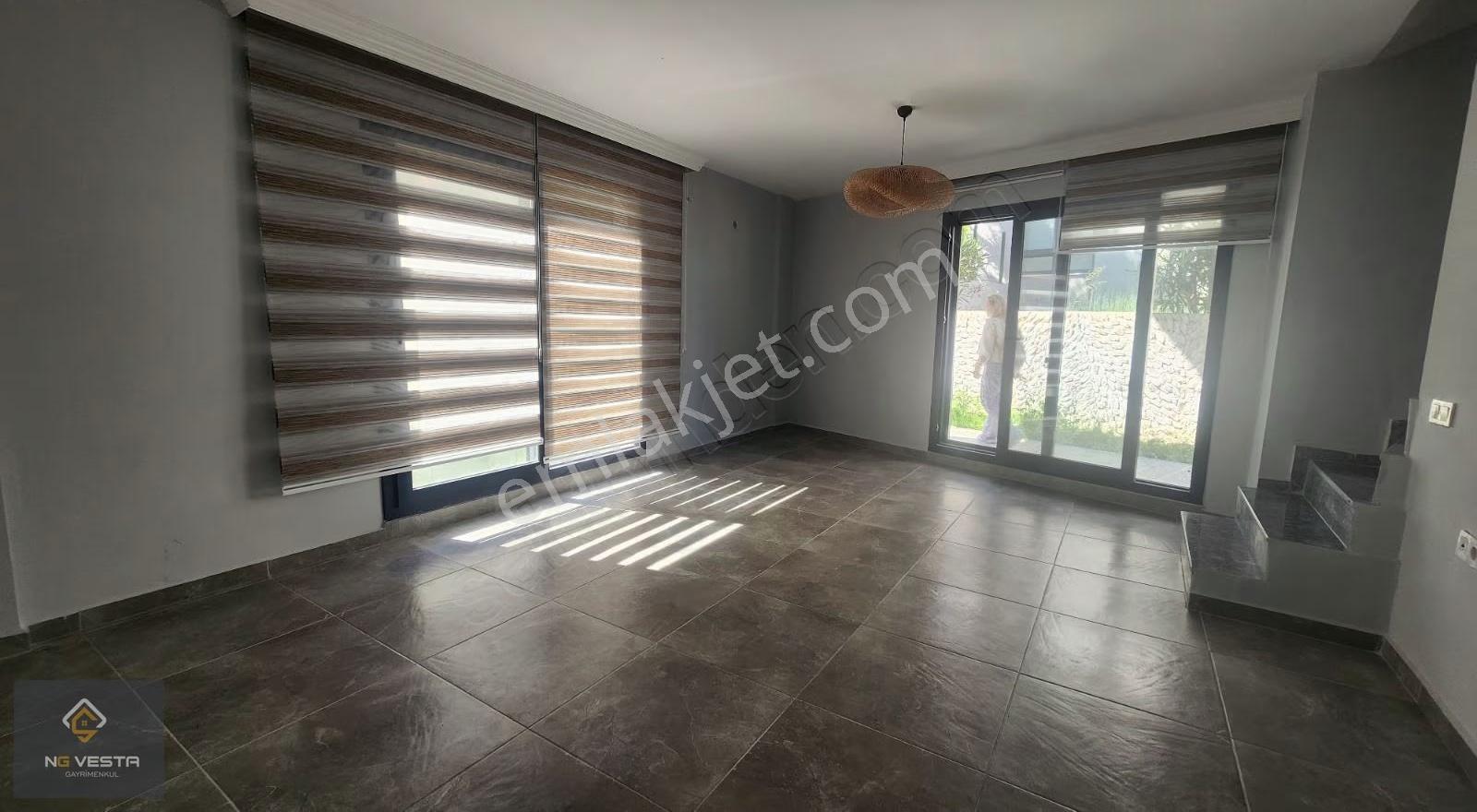 Deniz Manzaralı Bahçeli 4+1 Kiralık Villa - Görsel 23
