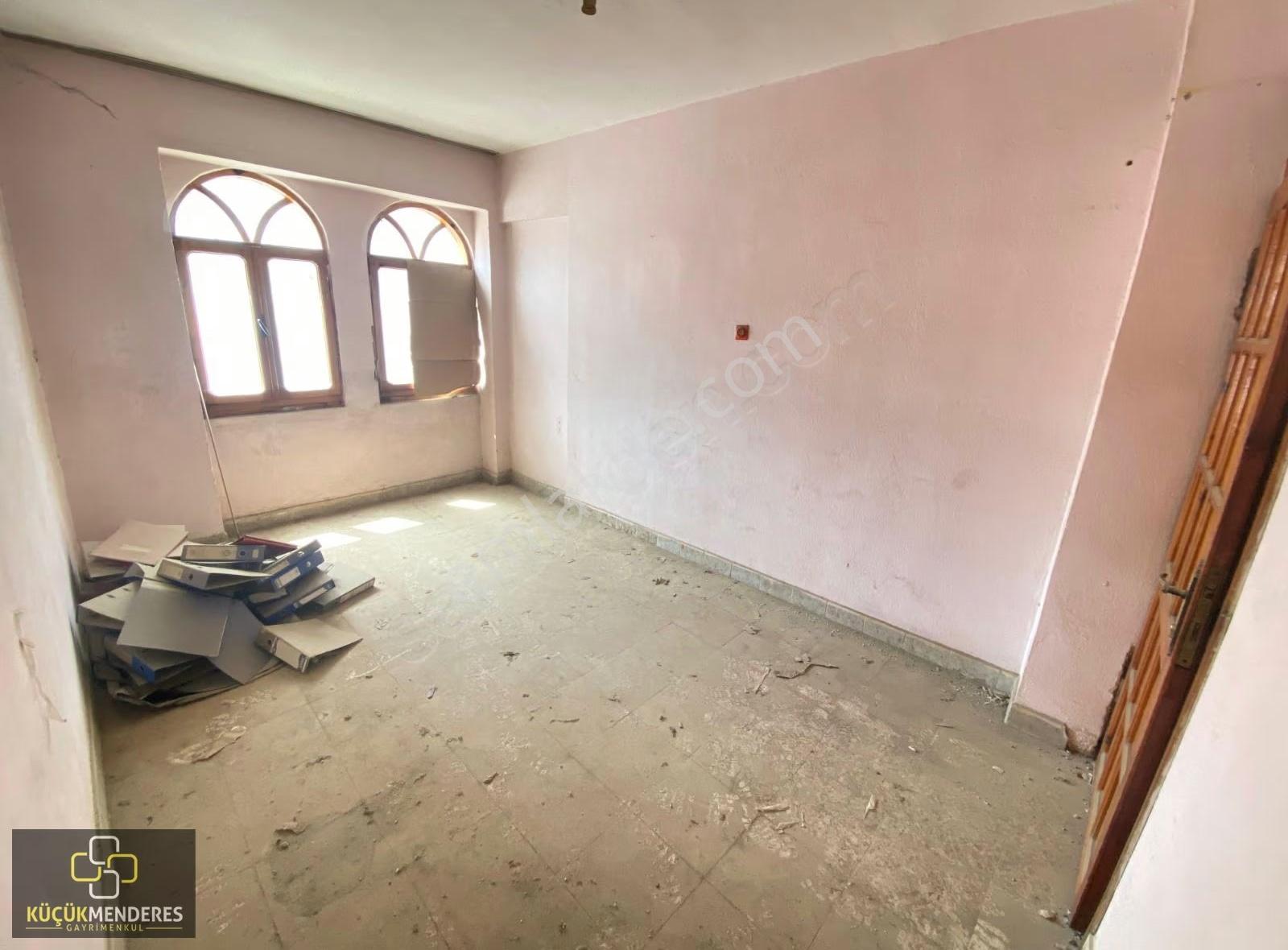 Küçük Menderes'ten İnönü Cad. Satılık İş Yeri - Görsel 3