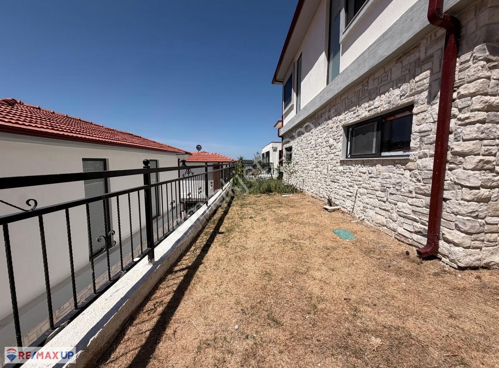Karaburun Saip Mahallesi'nde Bahçeli 2+1 Kiralık Villa - Görsel 32