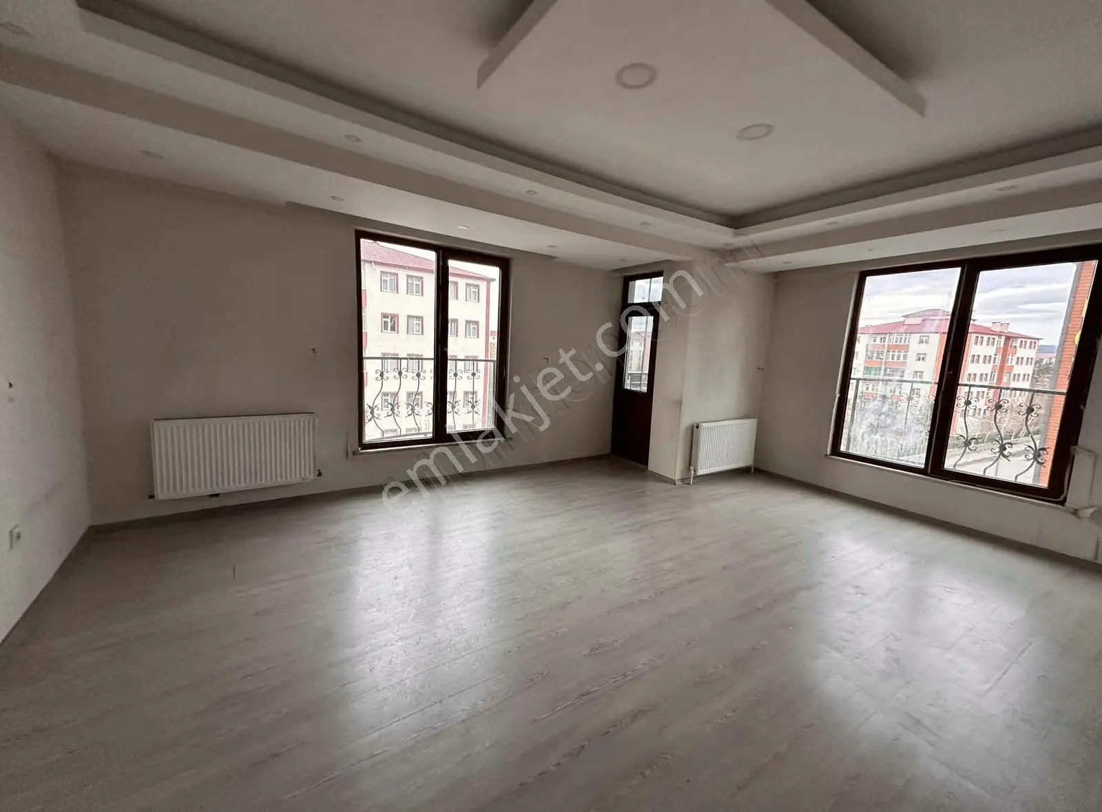 İks Emlaktan Üniversite Karşısında Kiralık Daire 3+1