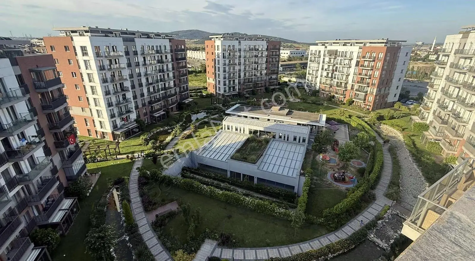 Suryapı Gölbahçe Uzmanı Suna Çakmak'tan Kiralık