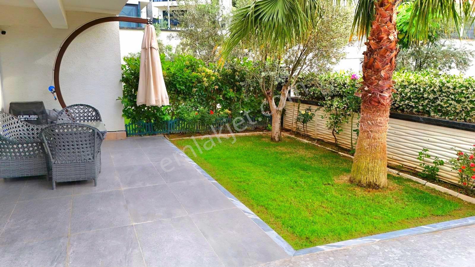 Kuşadasında Havuzlu Sitede Akıllı Ev Sistemli Özel Otoparklı Bahçeli Villa - Görsel 7
