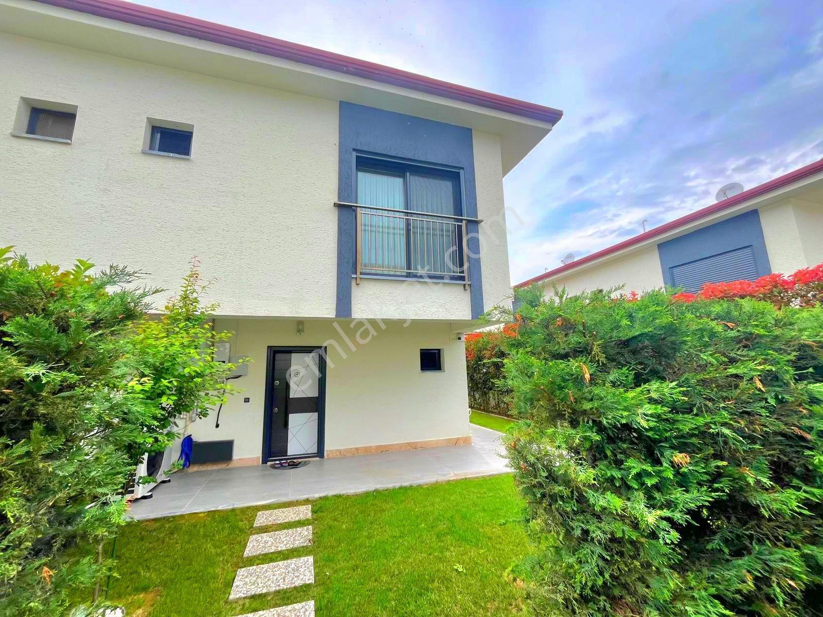 Kuşadasında Havuzlu Sitede Akıllı Ev Sistemli Özel Otoparklı Bahçeli Villa - Görsel 5