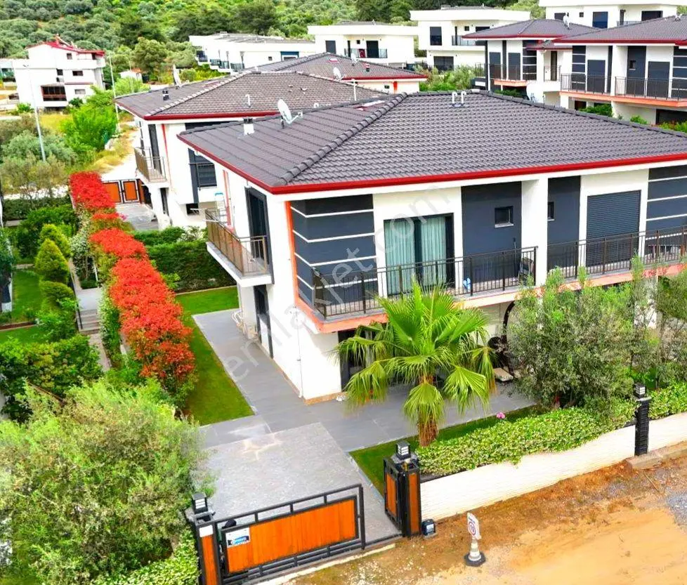 Kuşadasında Havuzlu Sitede Akıllı Ev Sistemli Özel Otoparklı Bahçeli Villa