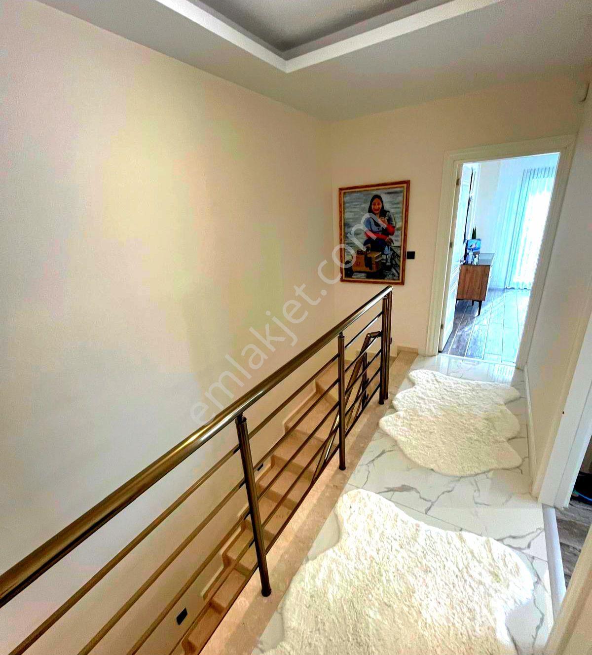 Kuşadasında Havuzlu Sitede Akıllı Ev Sistemli Özel Otoparklı Bahçeli Villa - Görsel 31