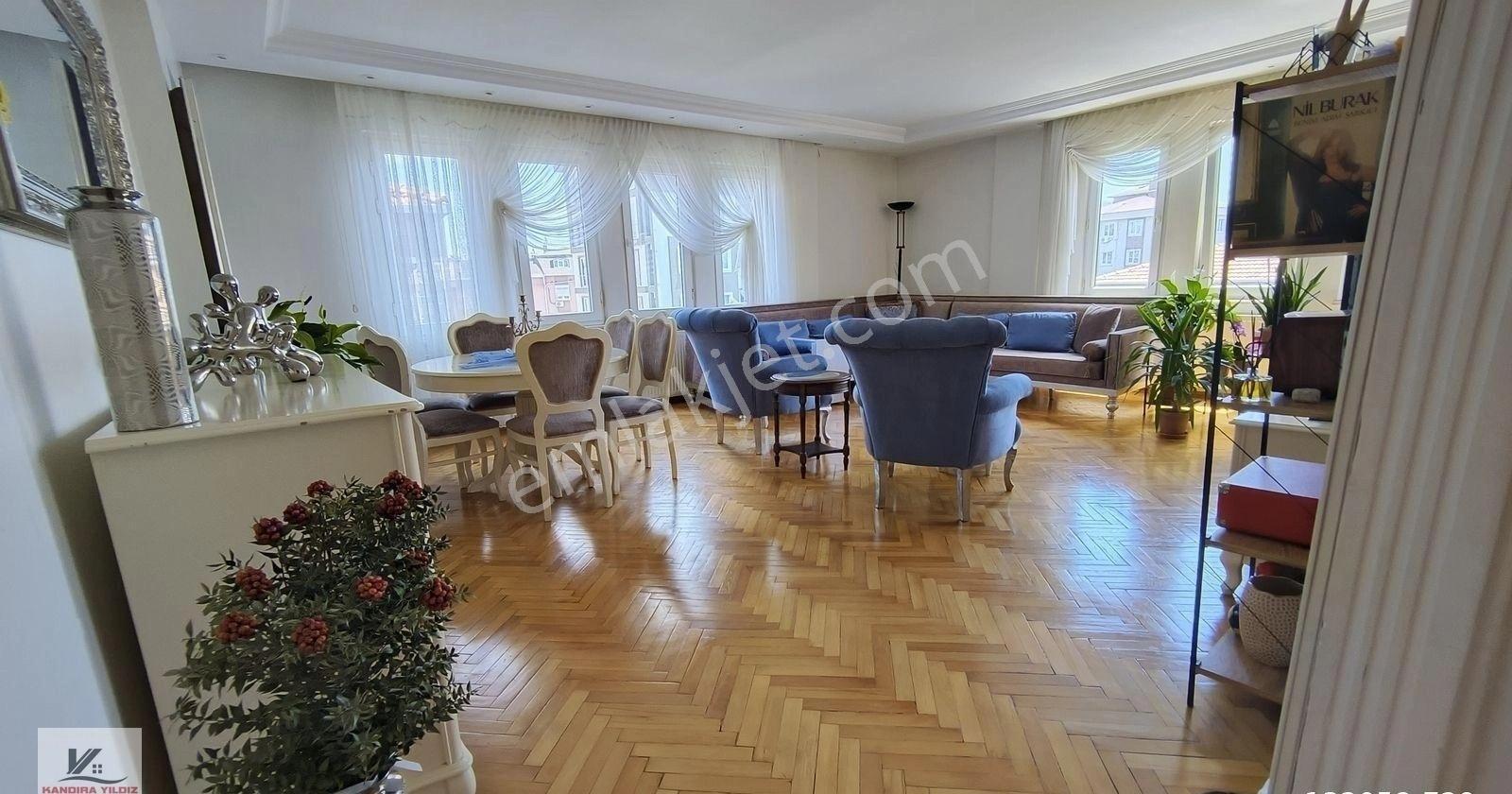 Cumhuriyette Site İçinde Geniş 130 M2 Ferah Önü Açık 4 Kat Daire