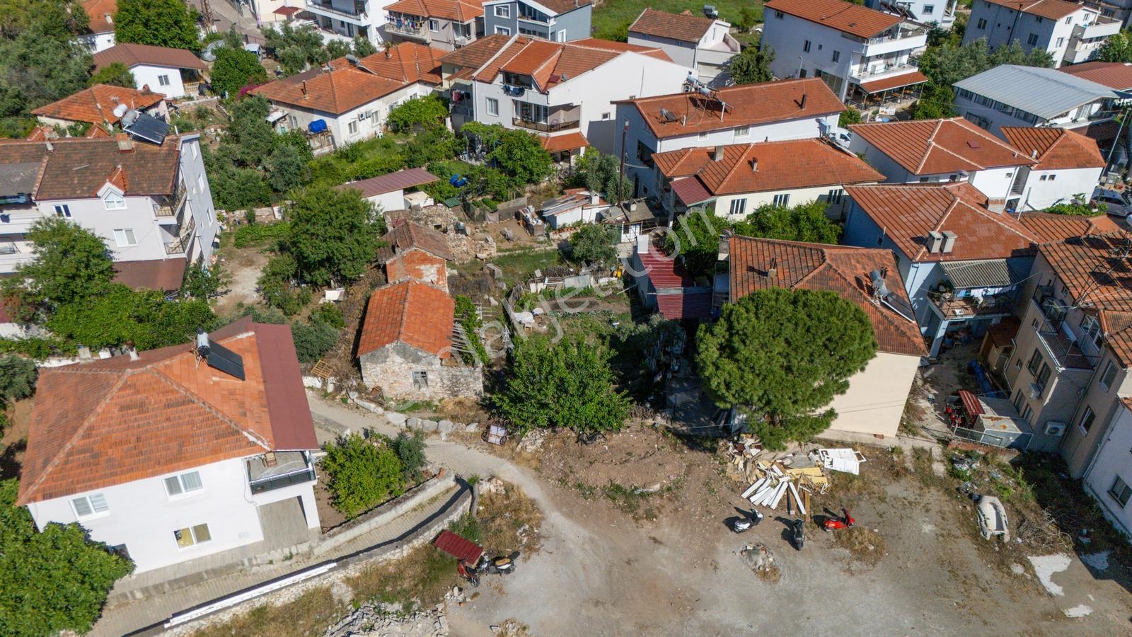 Bozburun Merkezde Satılık Kargir Ev Ve Avlusu | 302 M² Arsa - Görsel 3