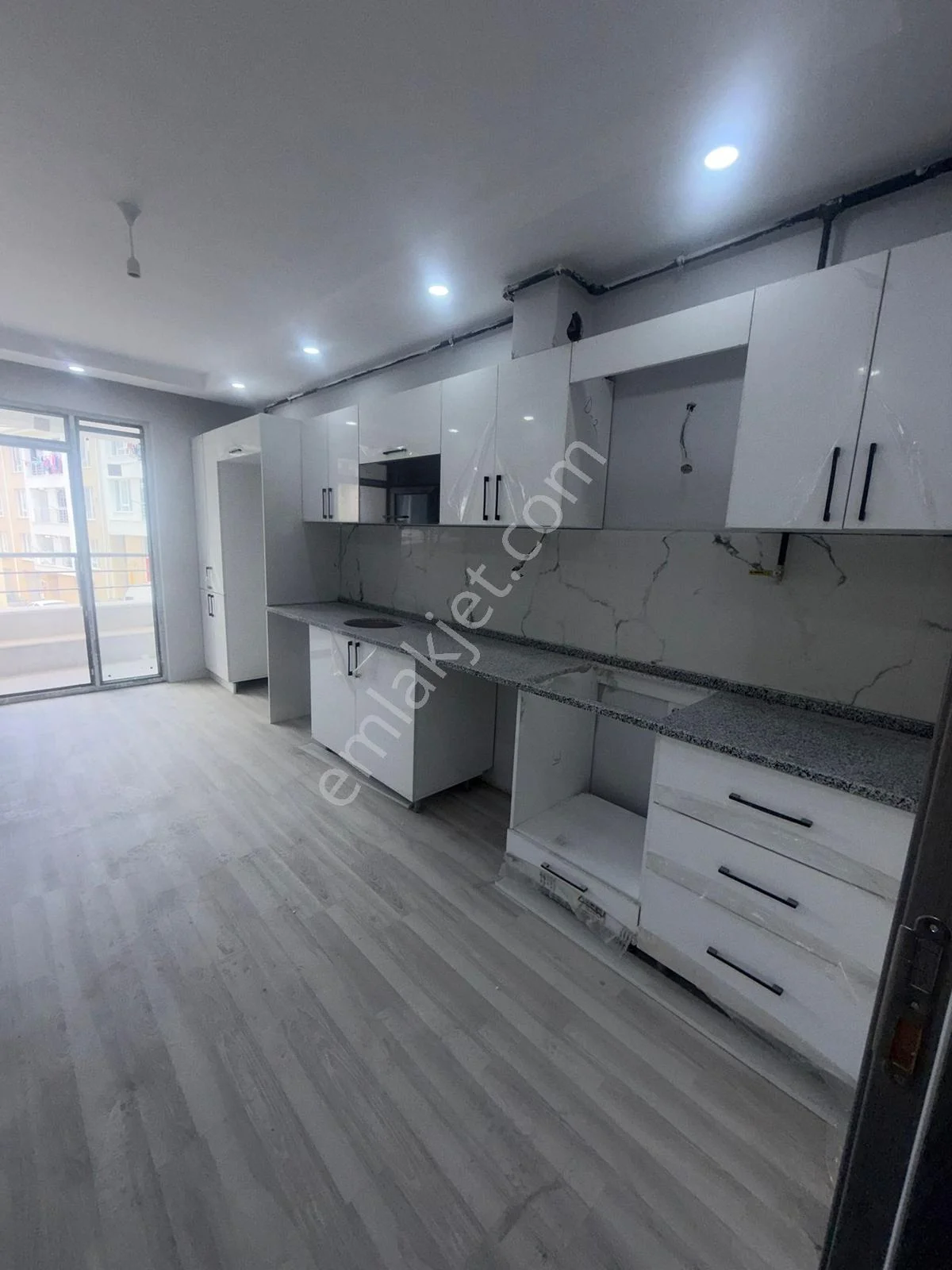 Sütlüce Uluzafer Caddesi Üzerinde Satılık 2+1 Sıfır Daire - Görsel 3