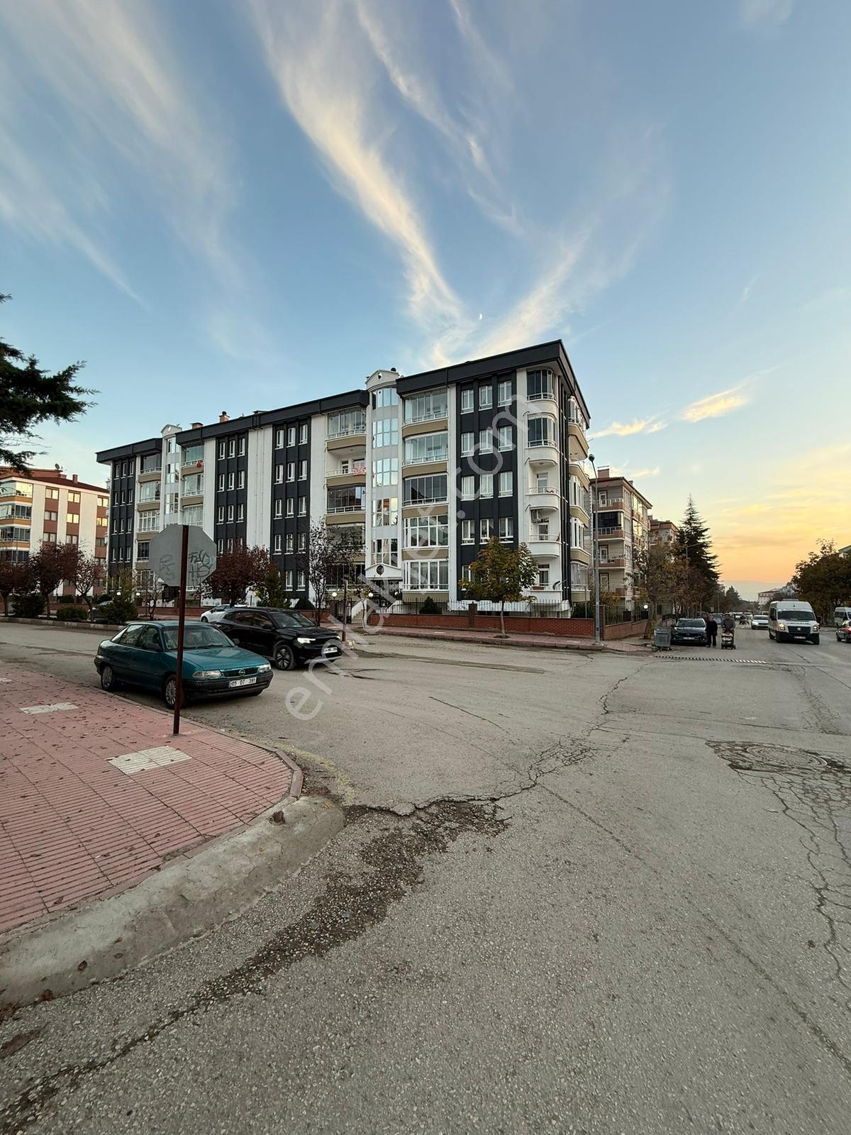 Çalışkan Emlak'tan Kiralık 3+1 Mekan Sitesi 4. Kat Daire