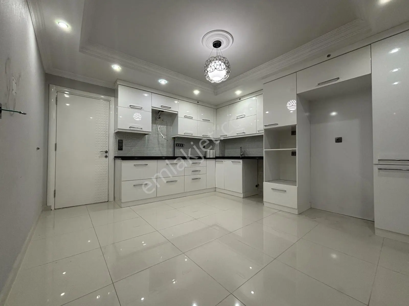 Demirlerden Kınıklı Büyük Pekdemir Yakını Asansörsüz 3+1 Kiralık - Görsel 2