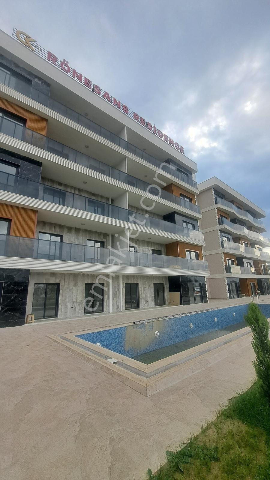 Kuşadası Aydın Yolu Ege Mahallesi Girişi Havuzlu Daire