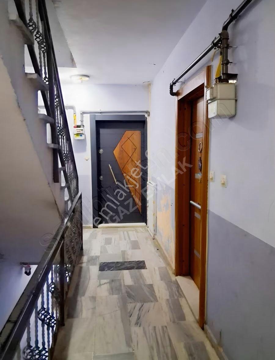 ""gazi Emlak""hastane Yakını 2+1 Köşe Arakat 95 M Dükkan Üstü