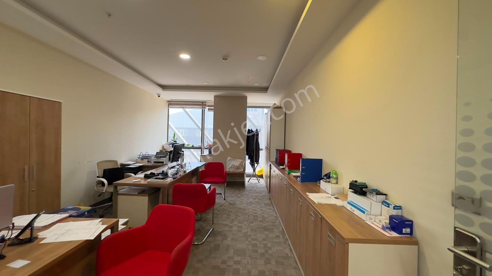 Esenyurt Akçaburgaz'da 700 M² Eşyalı Ofis Plaza Katı - Görsel 10