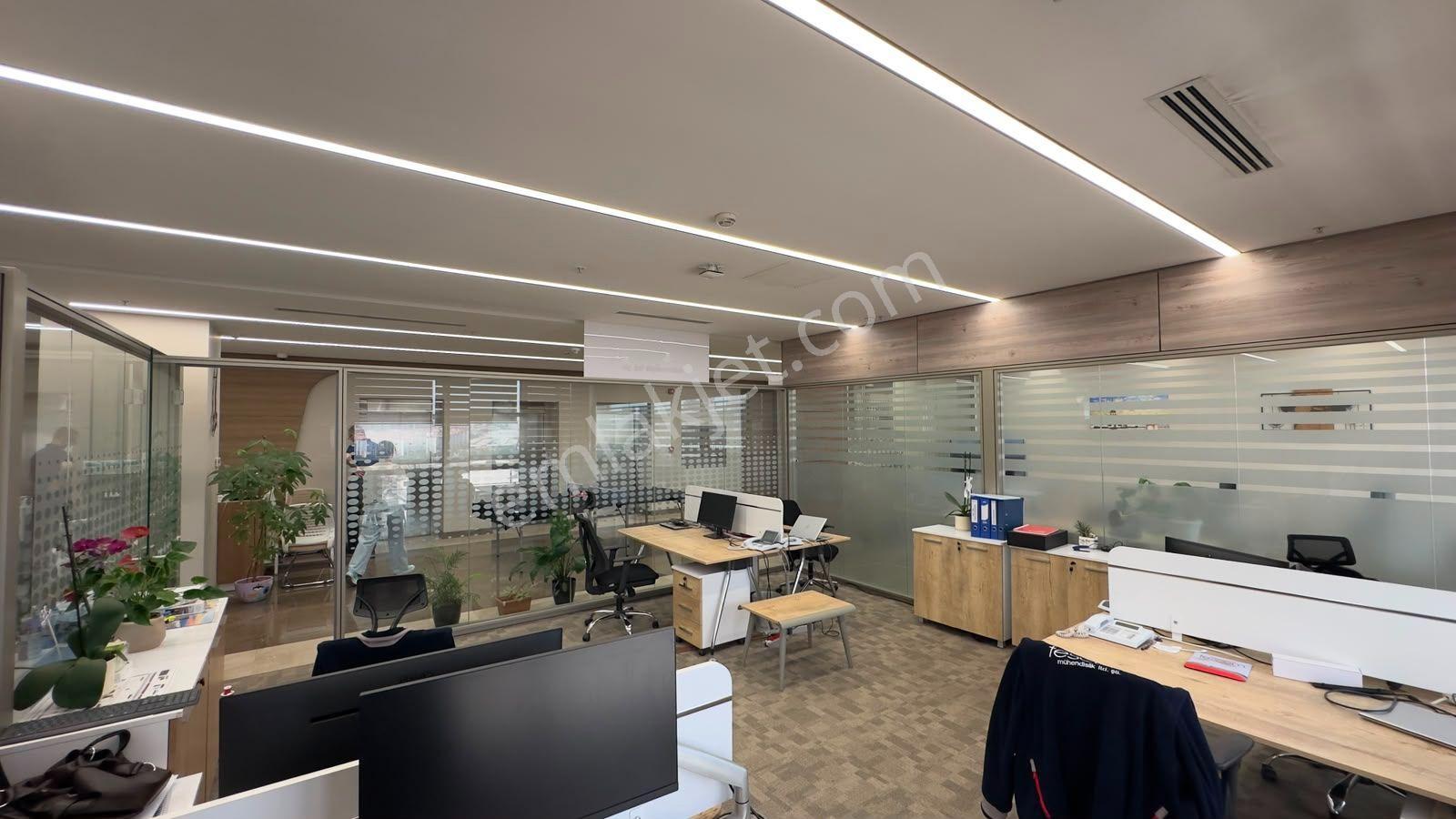 Esenyurt Akçaburgaz'da 700 M² Eşyalı Ofis Plaza Katı - Görsel 21
