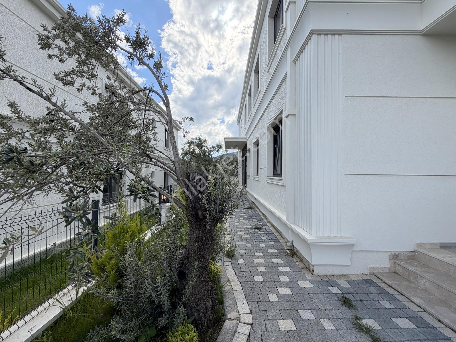 ▀güç'ten Güre'de Geniş Bahçeli Kazdağı Manzaralı Sıfır 2+1 Daire - Görsel 26