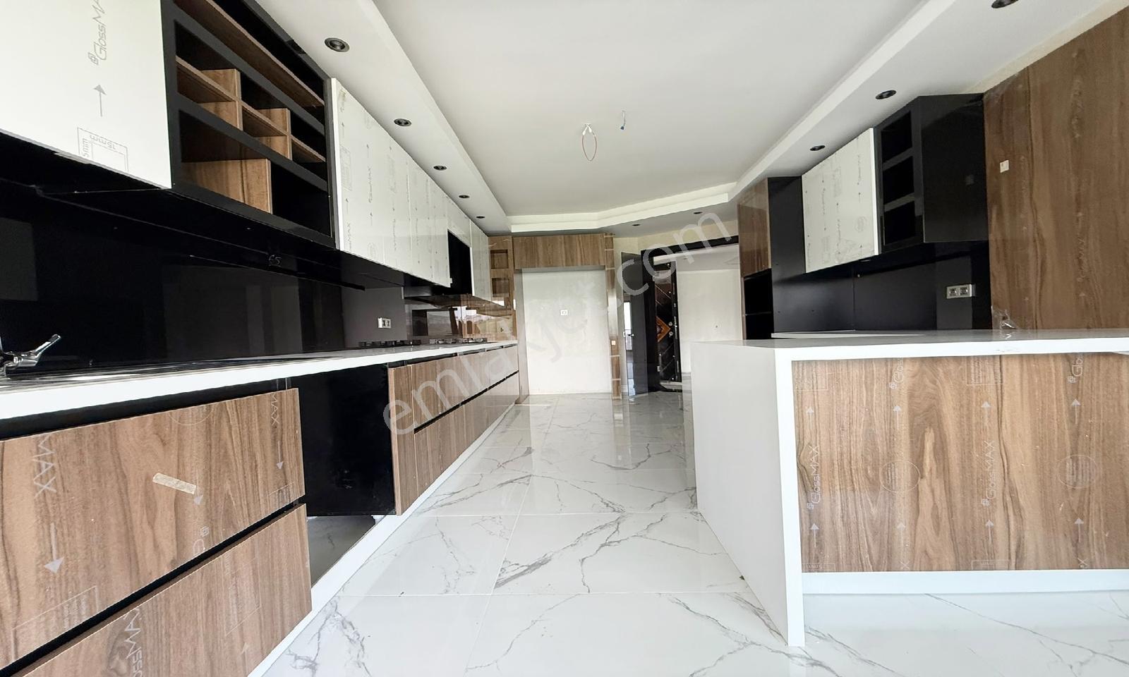Acil Emlaktan Site İçerisinde Teras Balkonlu Manzaralı Kiralık - Görsel 2