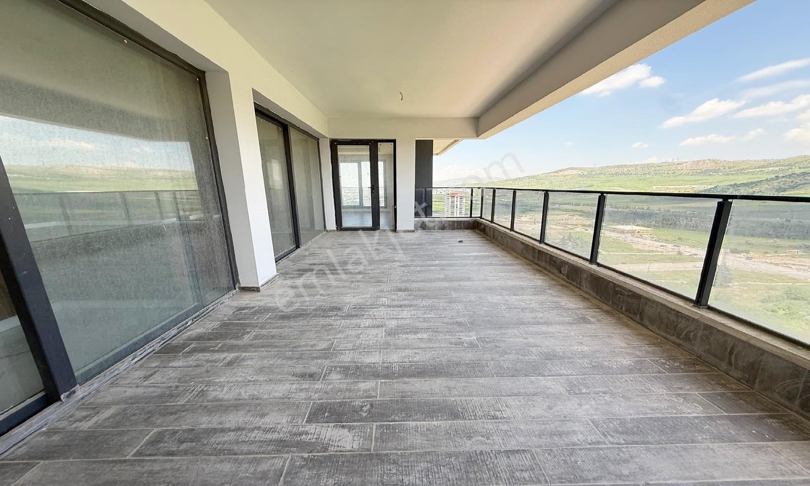 Acil Emlaktan Site İçerisinde Teras Balkonlu Manzaralı Kiralık - Görsel 21