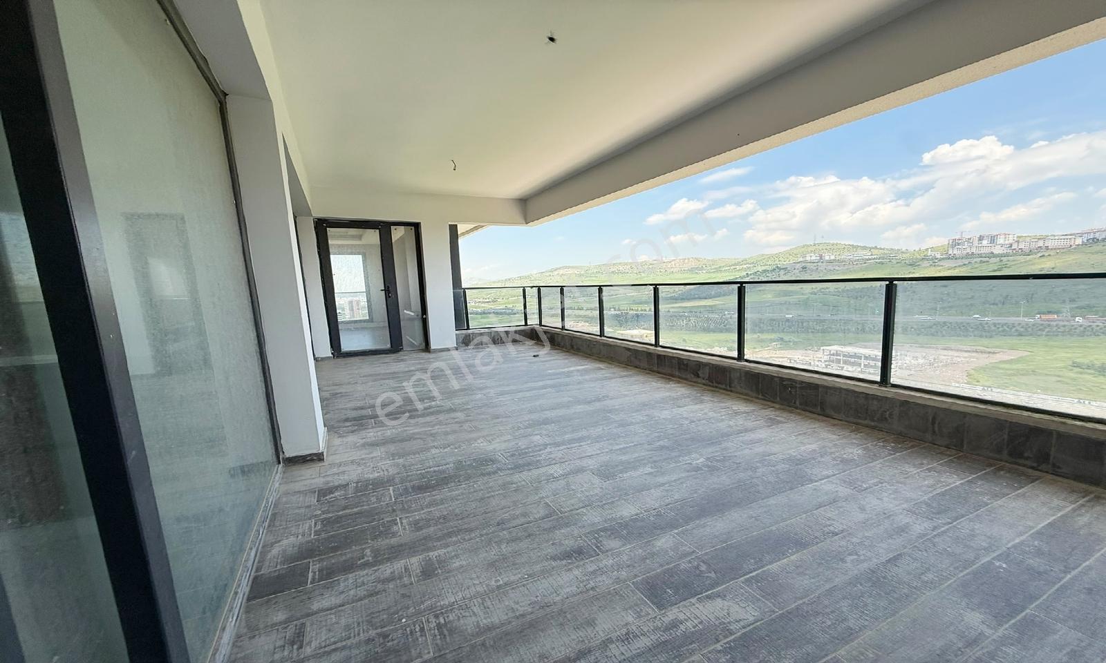 Acil Emlaktan Site İçerisinde Teras Balkonlu Manzaralı Kiralık - Görsel 20