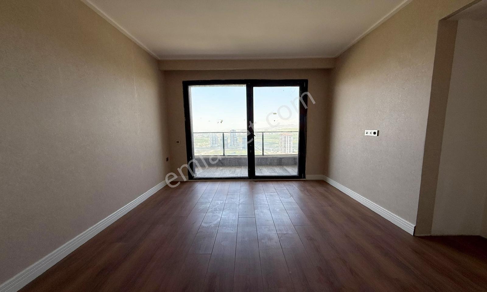 Acil Emlaktan Site İçerisinde Teras Balkonlu Manzaralı Kiralık - Görsel 13