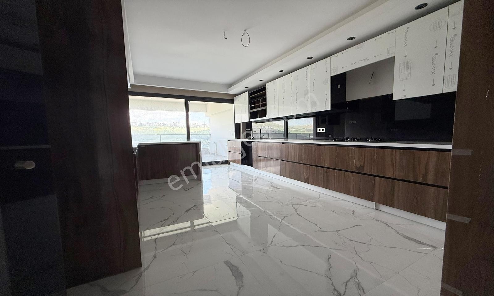 Acil Emlaktan Site İçerisinde Teras Balkonlu Manzaralı Kiralık - Görsel 3