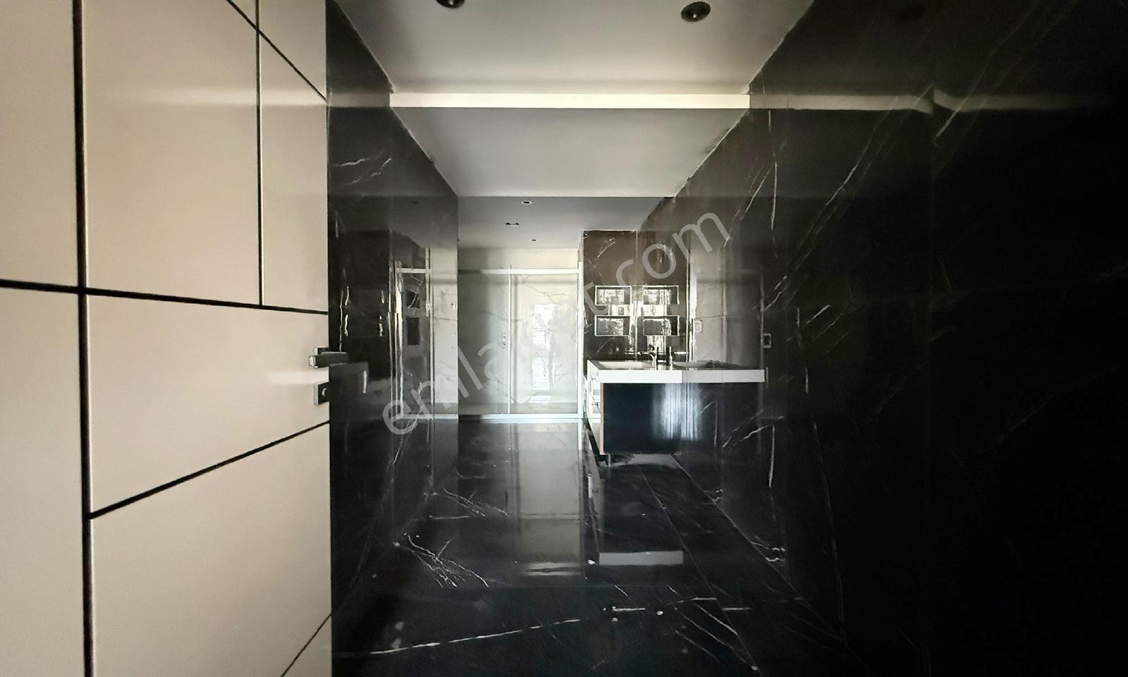 Acil Emlaktan Site İçerisinde Teras Balkonlu Manzaralı Kiralık - Görsel 24