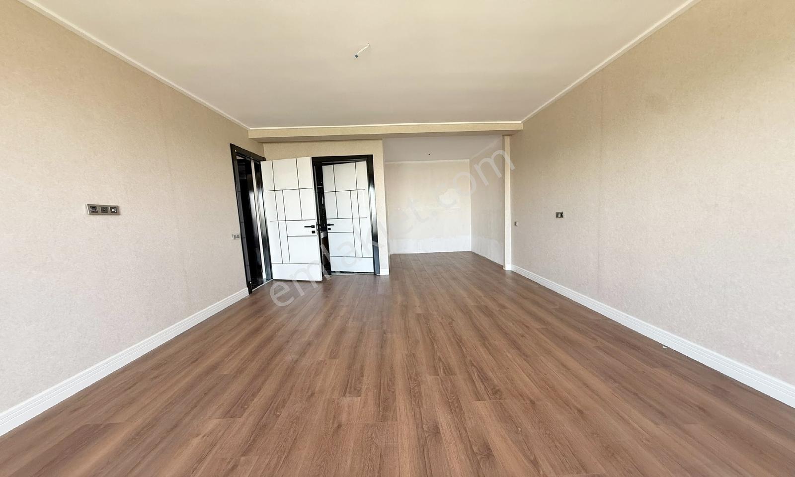 Acil Emlaktan Site İçerisinde Teras Balkonlu Manzaralı Kiralık - Görsel 15