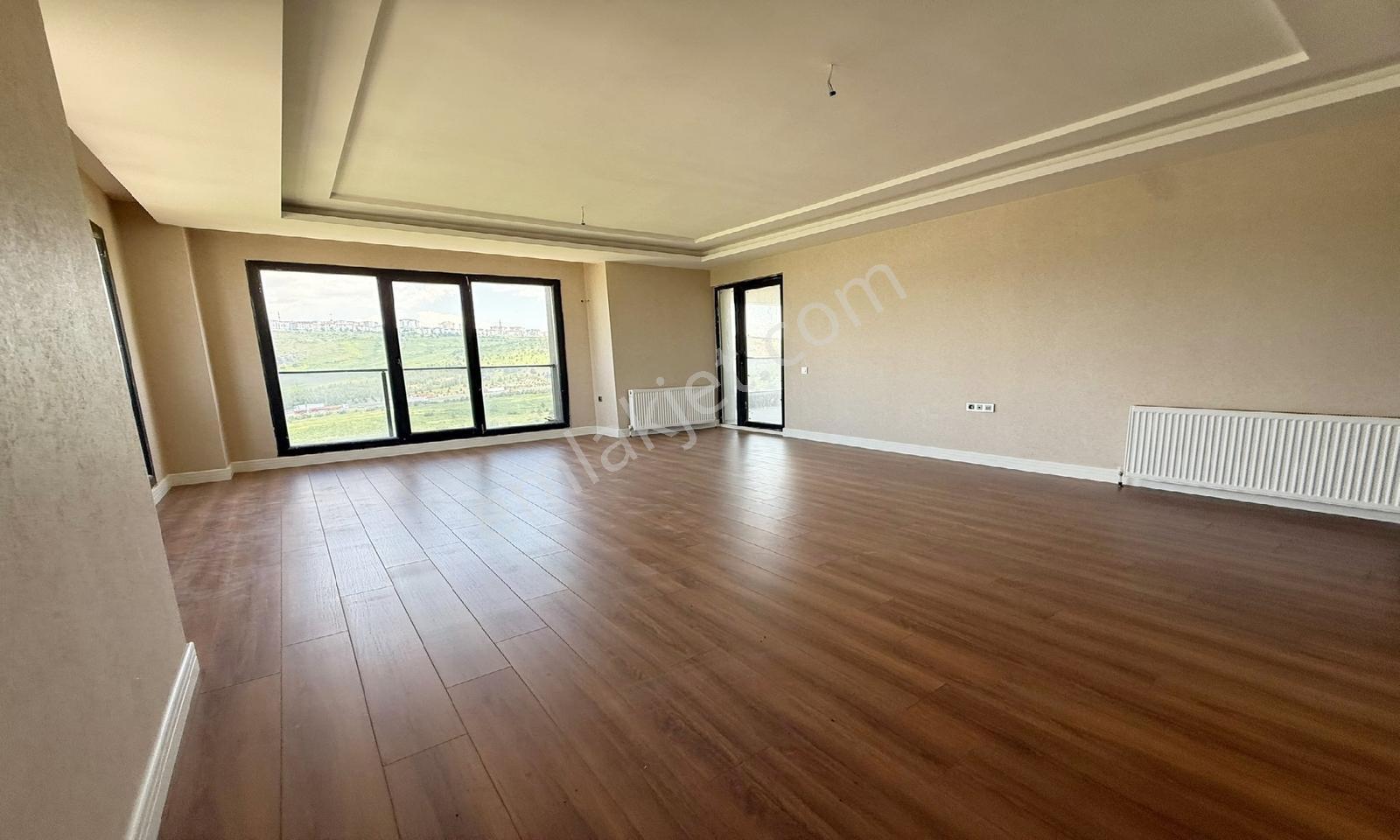 Acil Emlaktan Site İçerisinde Teras Balkonlu Manzaralı Kiralık - Görsel 8