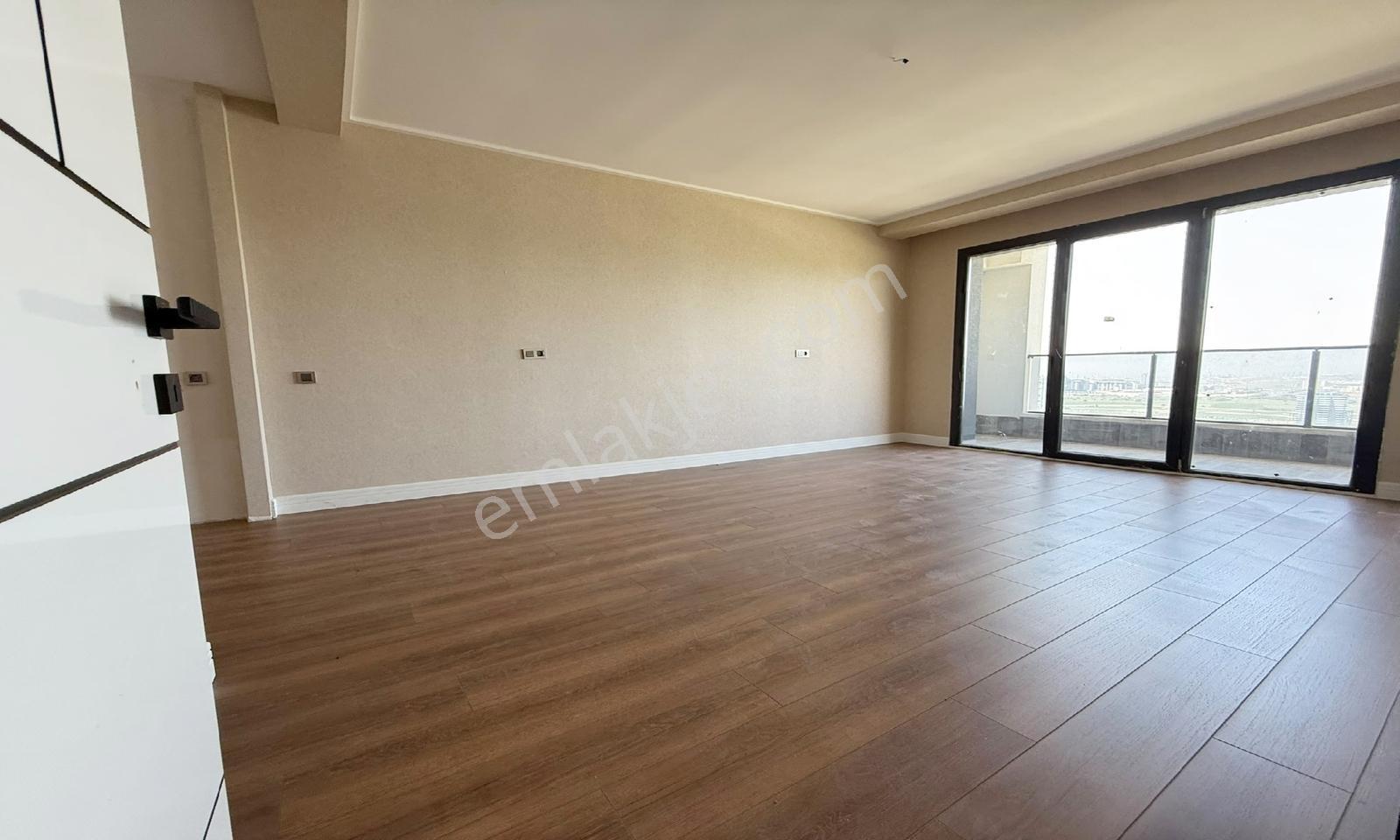 Acil Emlaktan Site İçerisinde Teras Balkonlu Manzaralı Kiralık - Görsel 12