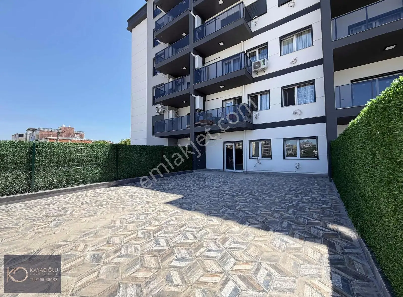 Çiğli'de Geniş Teraslı-merkezi Konumda 2+1 Daire