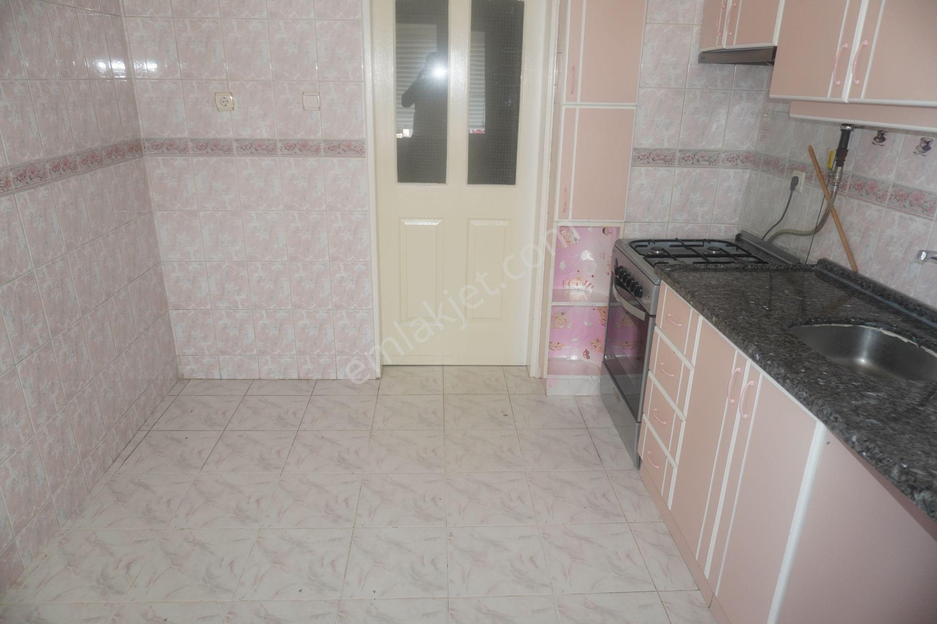 Ataşehirde Satılık 3+1 Doğalgaz Kombi+balkonlu+asansörlü Çiğli Serkan Emlak Dan - Görsel 4