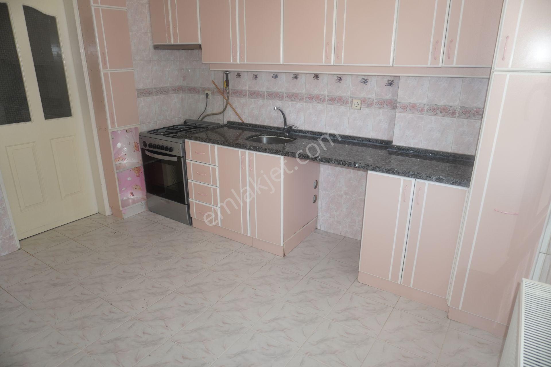 Ataşehirde Satılık 3+1 Doğalgaz Kombi+balkonlu+asansörlü Çiğli Serkan Emlak Dan - Görsel 2