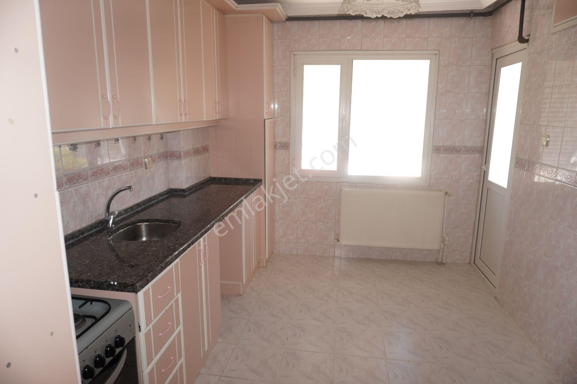 Ataşehirde Satılık 3+1 Doğalgaz Kombi+balkonlu+asansörlü Çiğli Serkan Emlak Dan