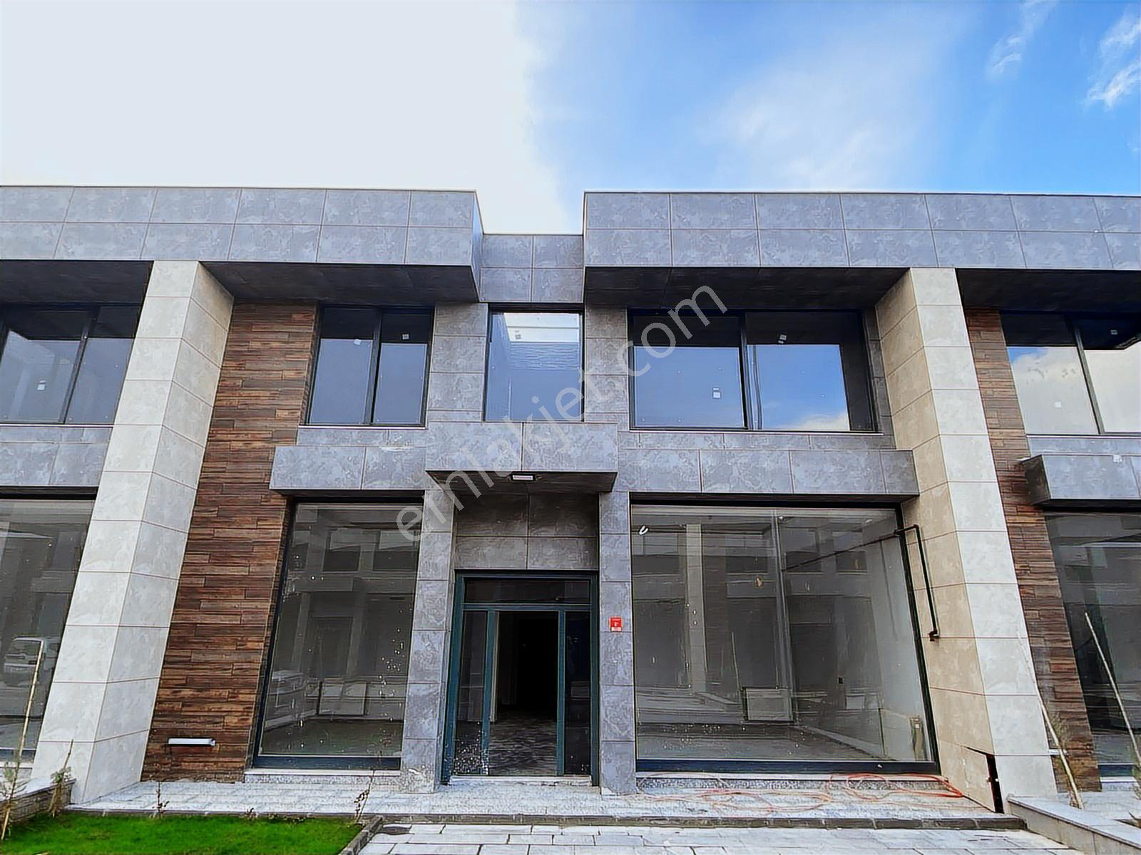 Emlak 72'den Yeni Ticaret Merkezinde Kiralık 3 Katlı Dükkan
