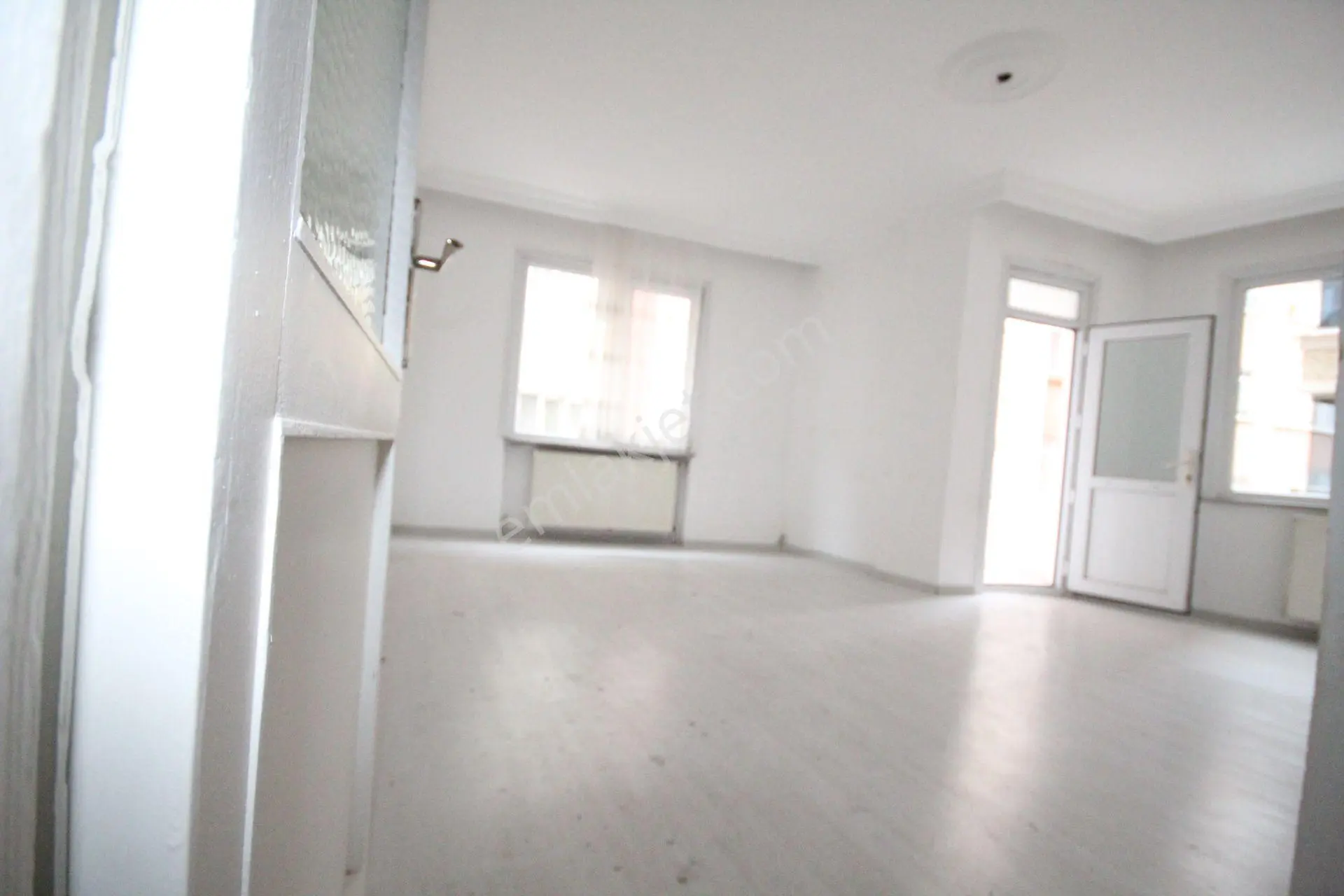 Old City'den 1999 Yapımı Emek Cd.3+1 1.kat 110m2 Güney Köşe Kiracılı... - Görsel 3