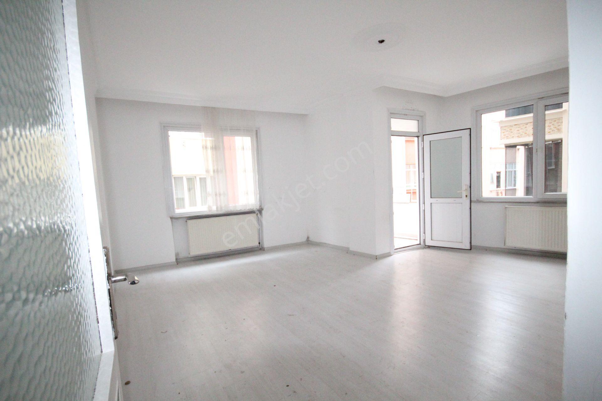 Old City'den 1999 Yapımı Emek Cd.3+1 1.kat 110m2 Güney Köşe Kiracılı...