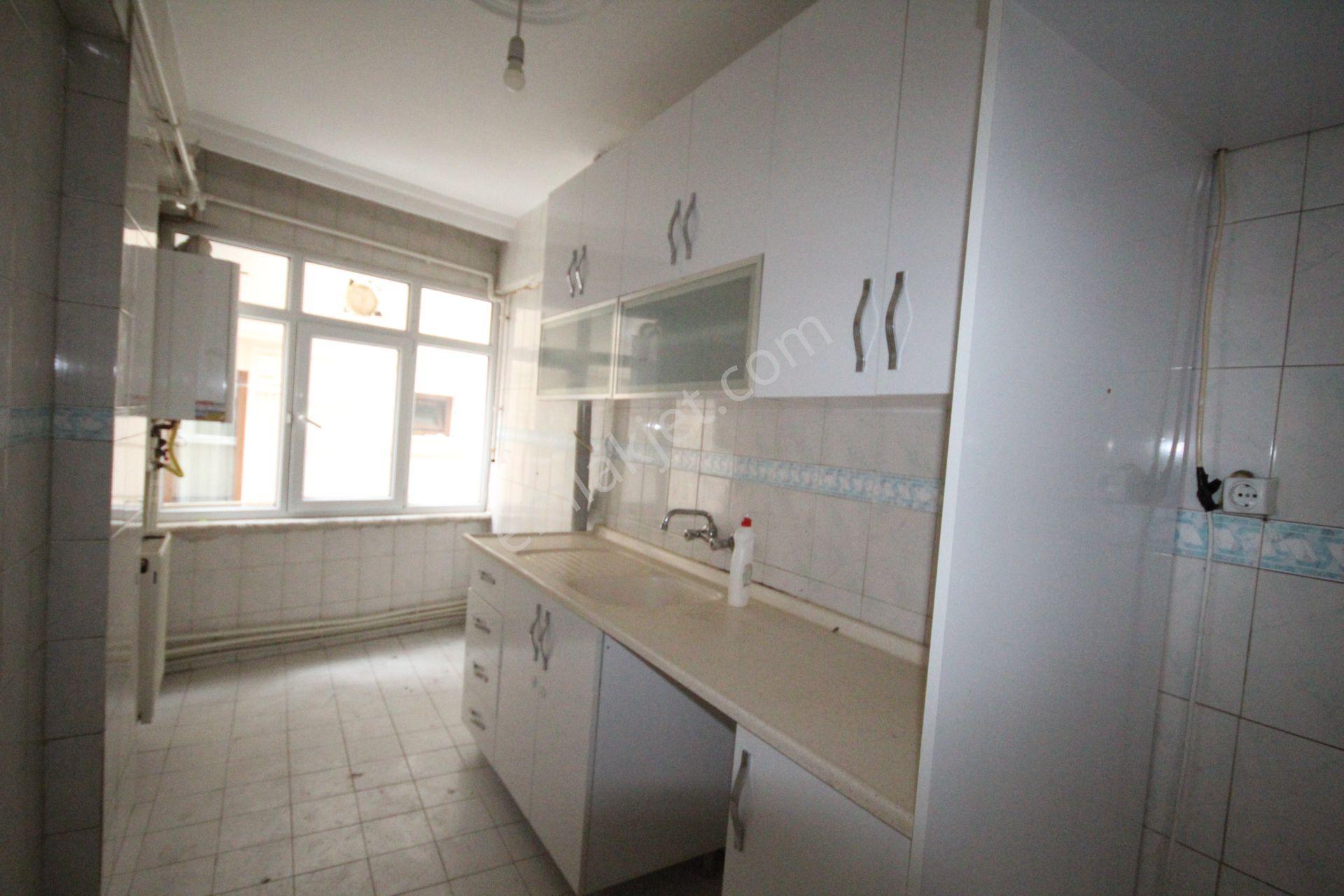 Old City'den 1999 Yapımı Emek Cd.3+1 1.kat 110m2 Güney Köşe Kiracılı... - Görsel 12