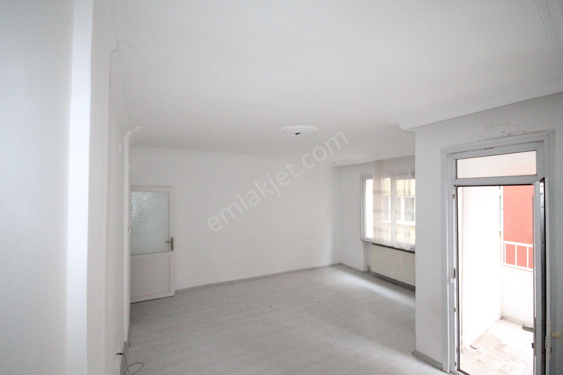 Old City'den 1999 Yapımı Emek Cd.3+1 1.kat 110m2 Güney Köşe Kiracılı... - Görsel 5