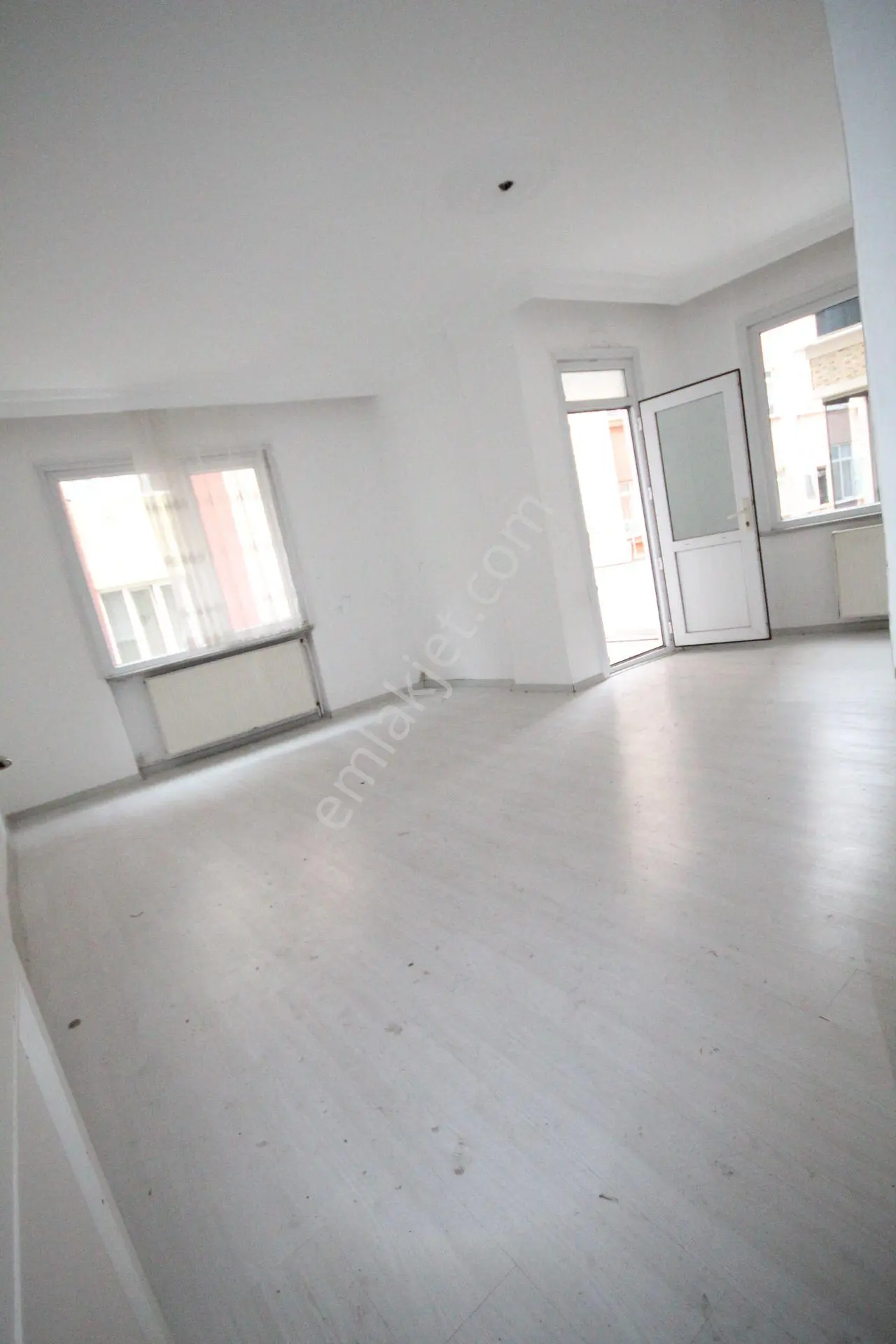 Old City'den 1999 Yapımı Emek Cd.3+1 1.kat 110m2 Güney Köşe Kiracılı... - Görsel 2