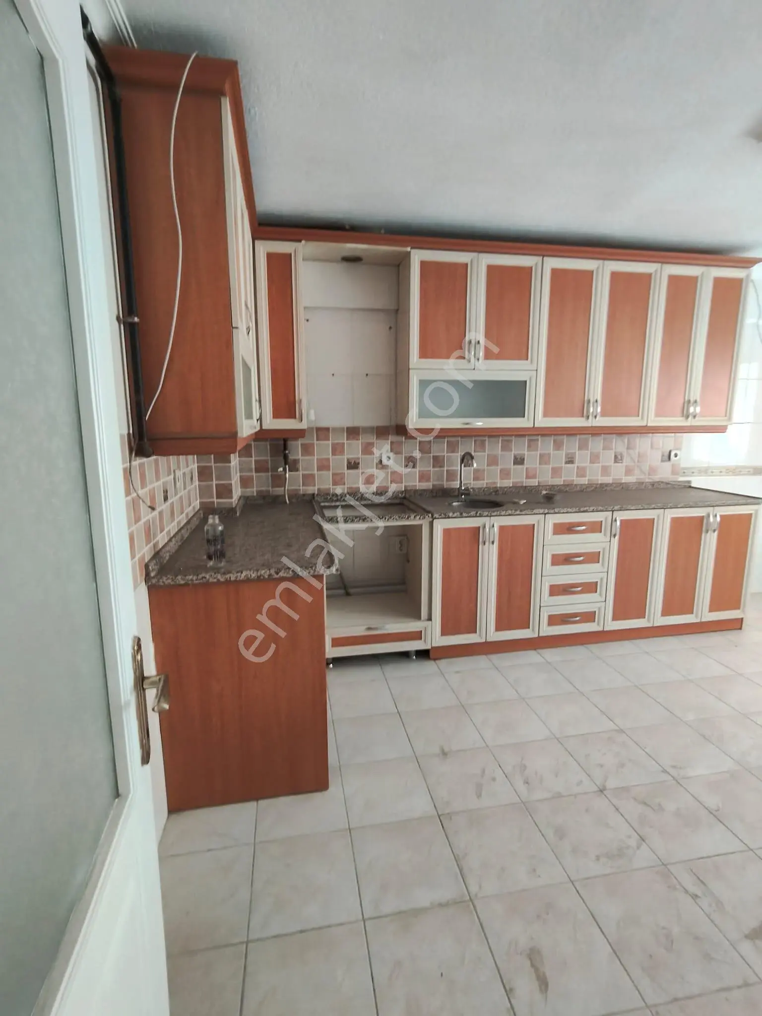 Menderes Turyap'tan Atatürk Cd. Üzeri 3+1 Kiralık Daire