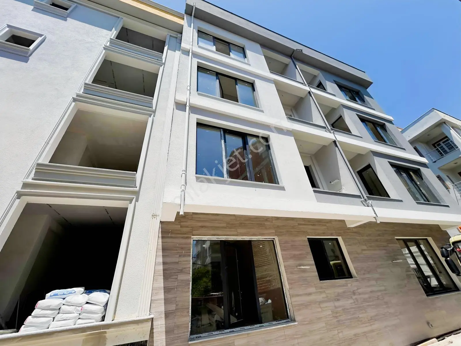 Kuşadası Merkez Sahile 200 Metre Mesafede Satılık 2+1 Daire