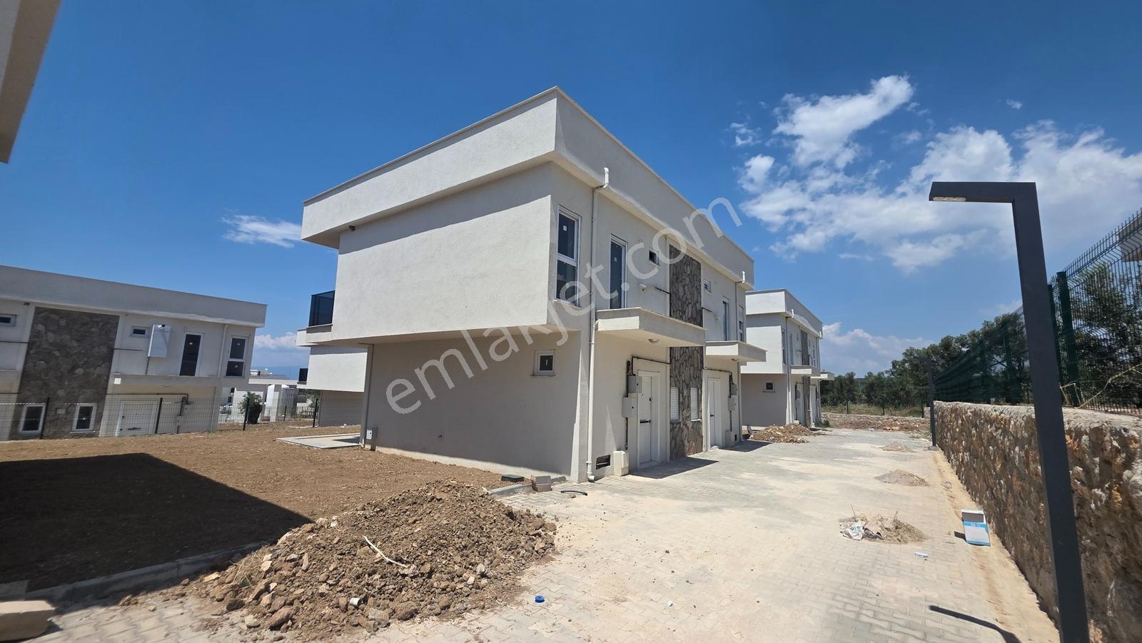 Gömeç Keremköy'de Doğalgazlı Havuzlu 3+1 Satılık Villa