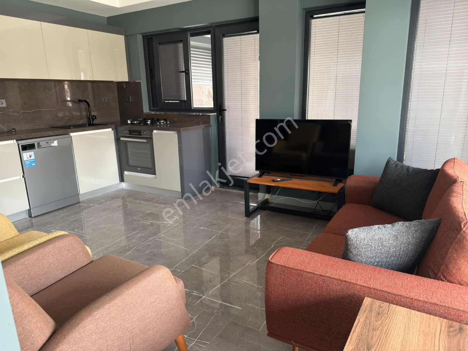 Denize Sıfır Sitede Tamamen Yenilenmiş Günlük Lüks Kiralık Villa - Görsel 13