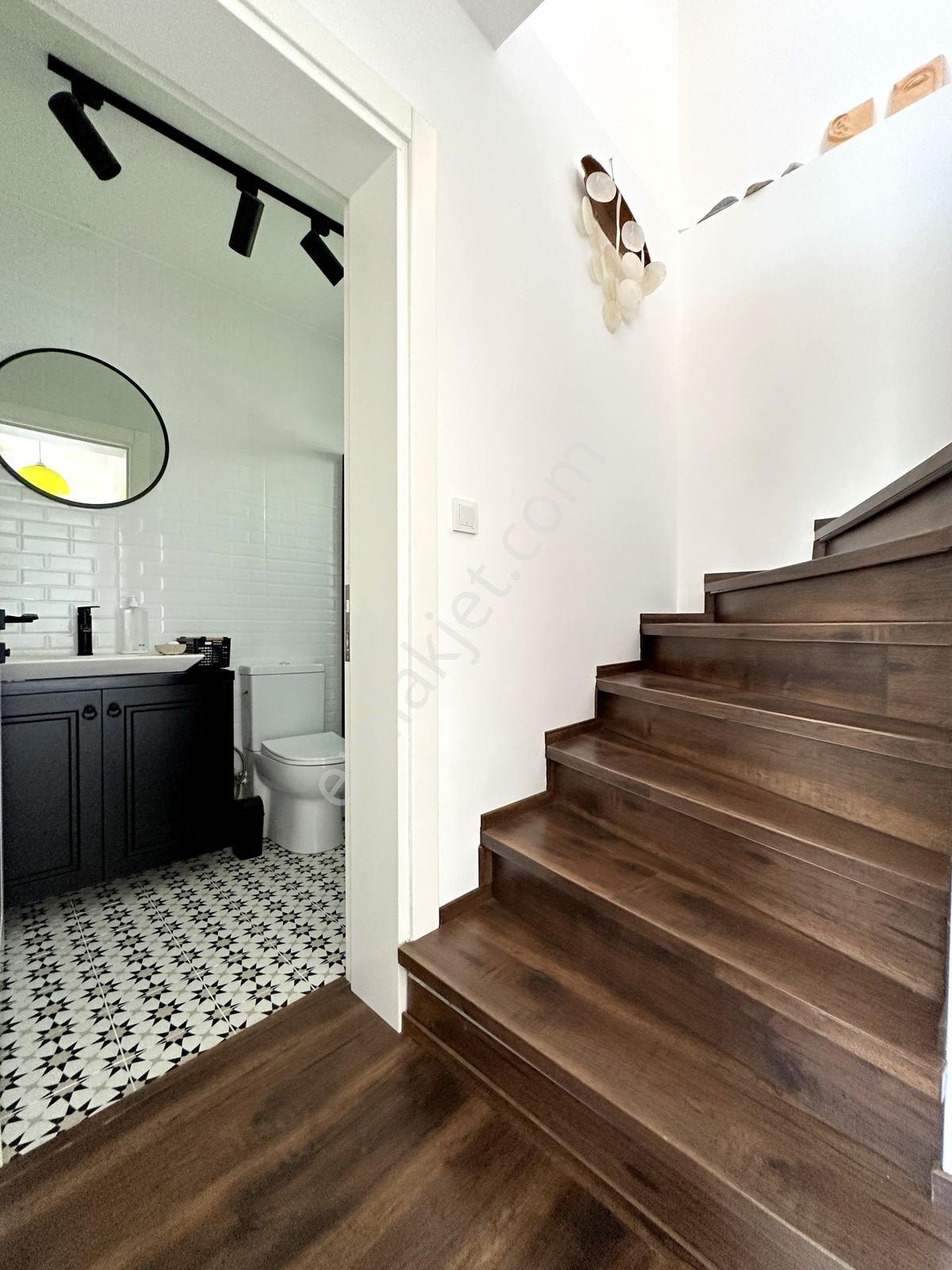 Kumsal Plajlı Sitede Tam Cephe Manzaralı Dayalı Döşeli Triplex - Görsel 18