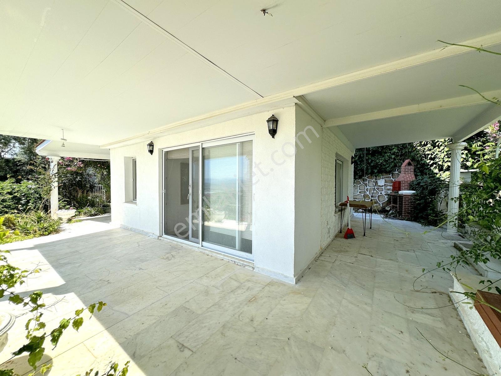 Kumsal Plajlı Sitede Tam Cephe Manzaralı Dayalı Döşeli Triplex - Görsel 26