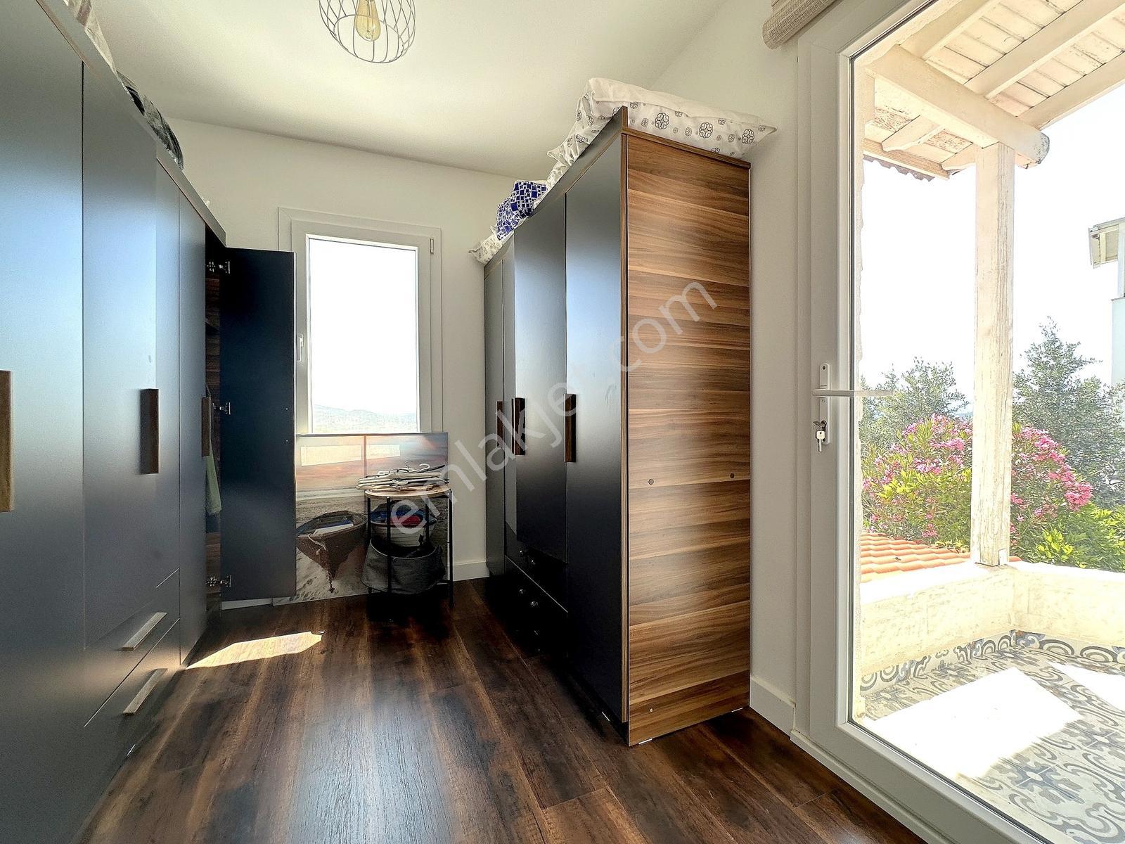 Kumsal Plajlı Sitede Tam Cephe Manzaralı Dayalı Döşeli Triplex - Görsel 11