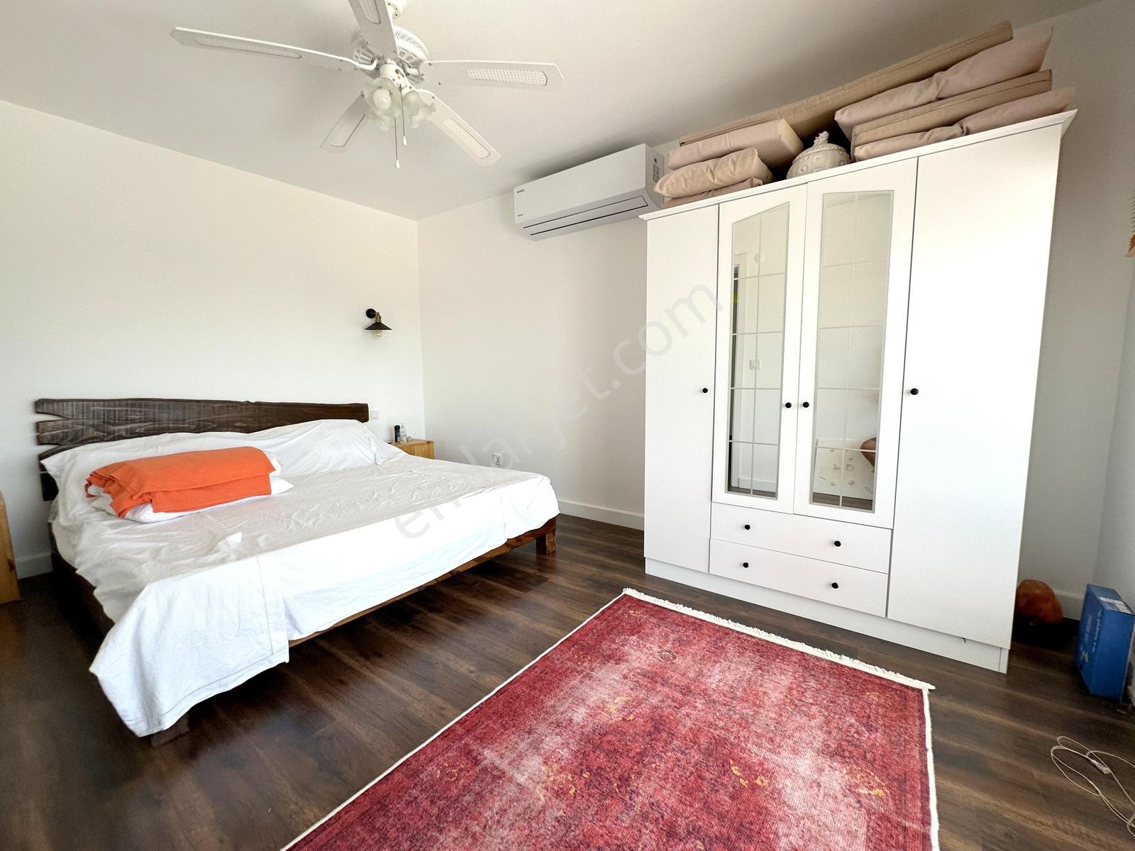 Kumsal Plajlı Sitede Tam Cephe Manzaralı Dayalı Döşeli Triplex - Görsel 29