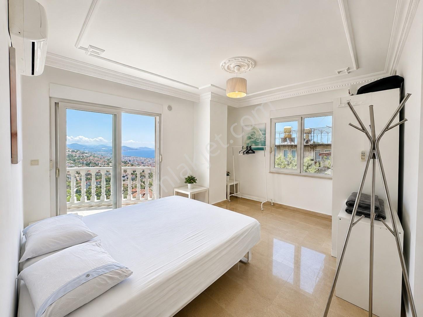 Alanya Tepe 3+1 250m2 Havuz,eşya,şehir Manzaralı,geniş Terasssss - Görsel 3