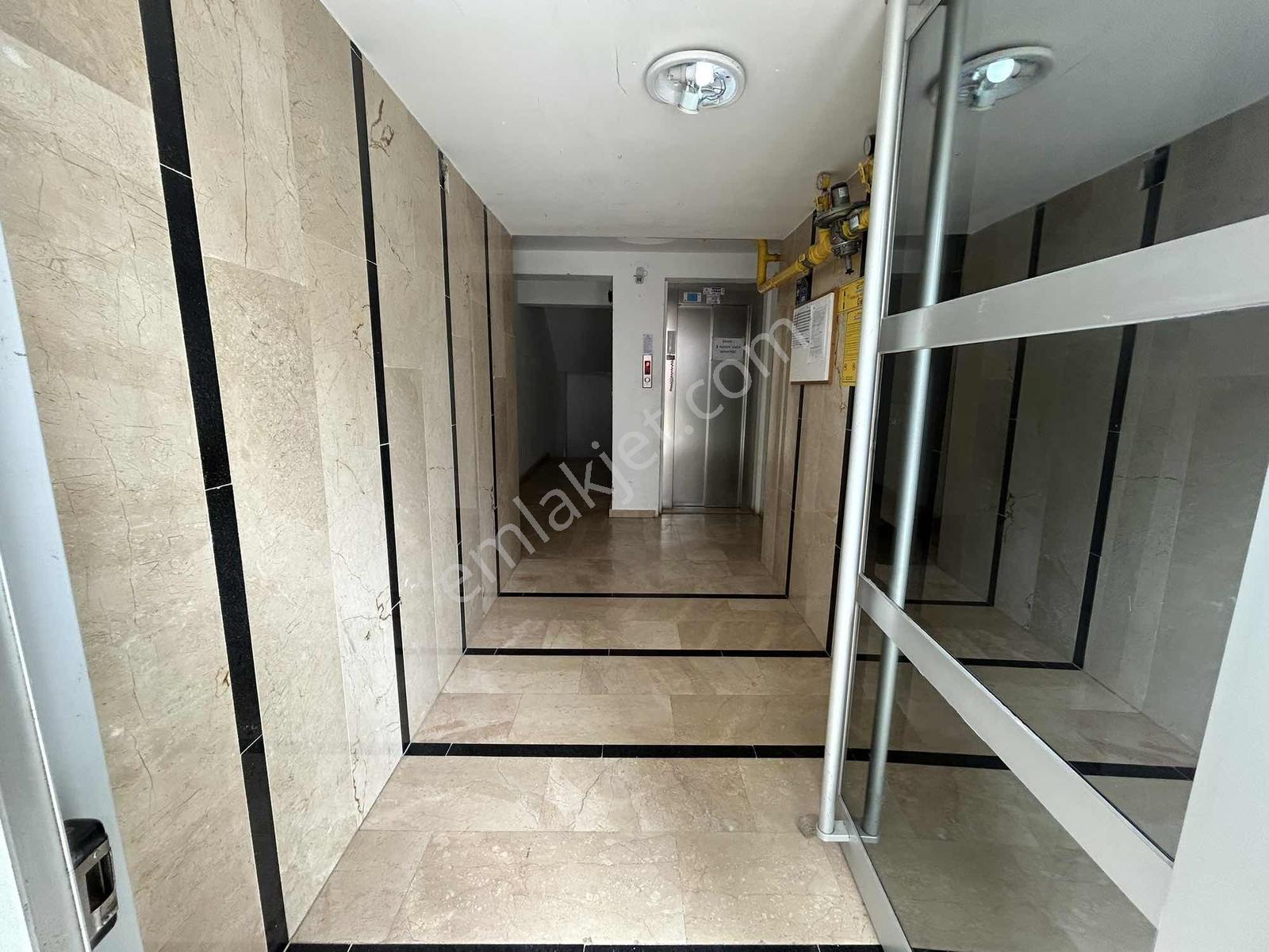 Esenevler'de !ara Kat Mükkemel Konumda !kiralık 2+1 Daire - Görsel 27
