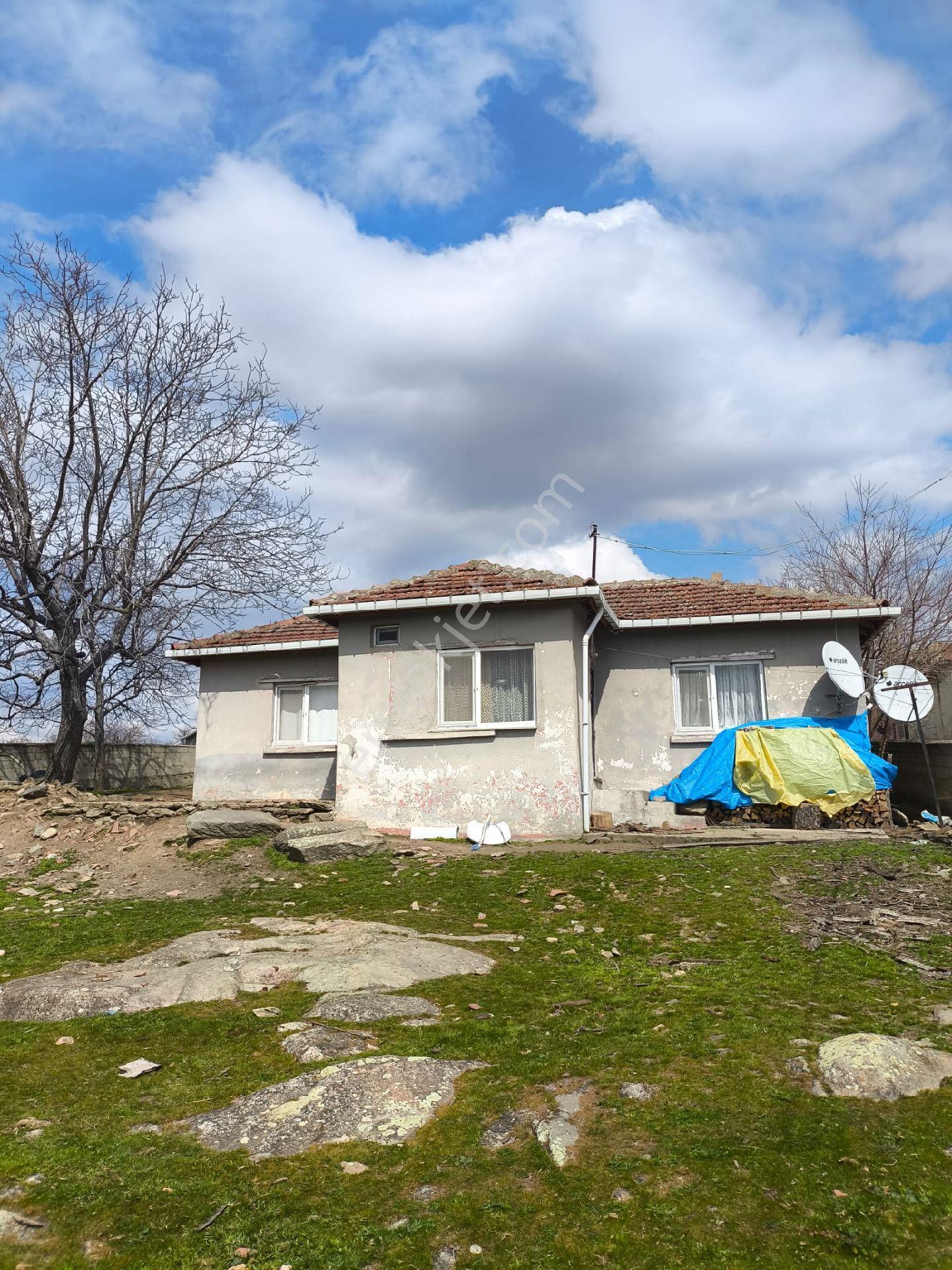895m² İmarlı Arsa İçerisinde Köy Evi