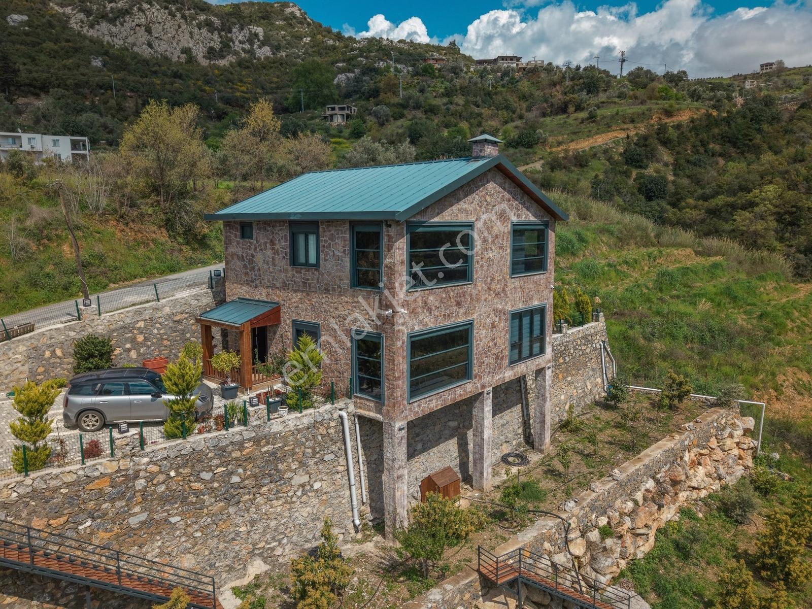 Alanyada Şehir Gürültüsünden Uzak Satılık Taş Evi